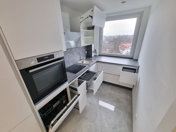 Möblierte, schön geschnittene 2-Zimmer-Wohnung mit Loggia, EBK & TG-Stellplatz am Appelhofweiher – Küche