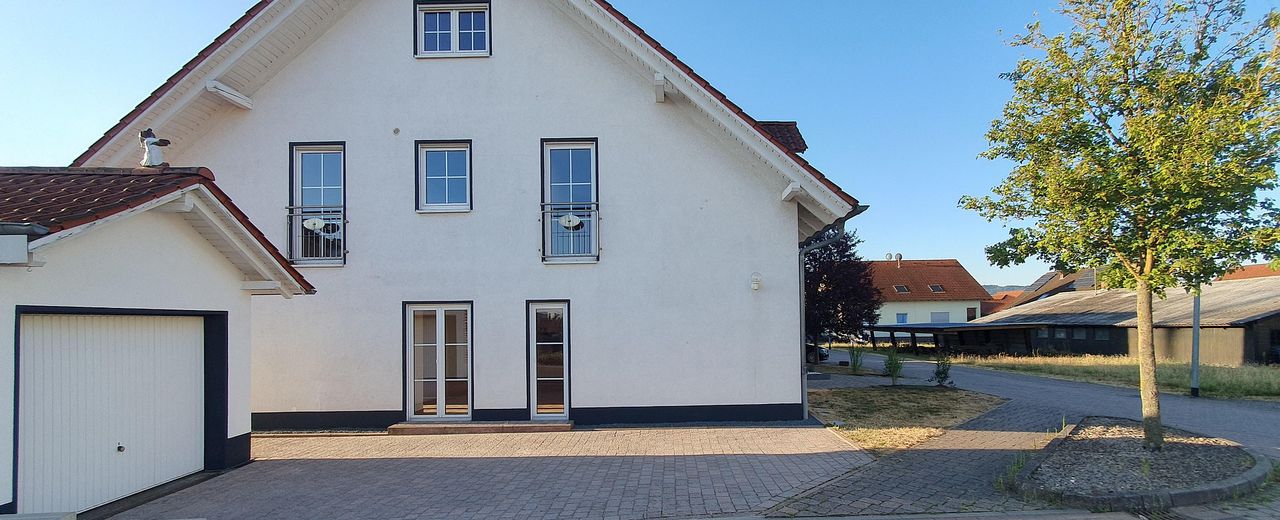Helle, moderne Doppelhaushälfte in ruhiger Ecklage – sofort bezugsfertig! – Haus (seitlich)