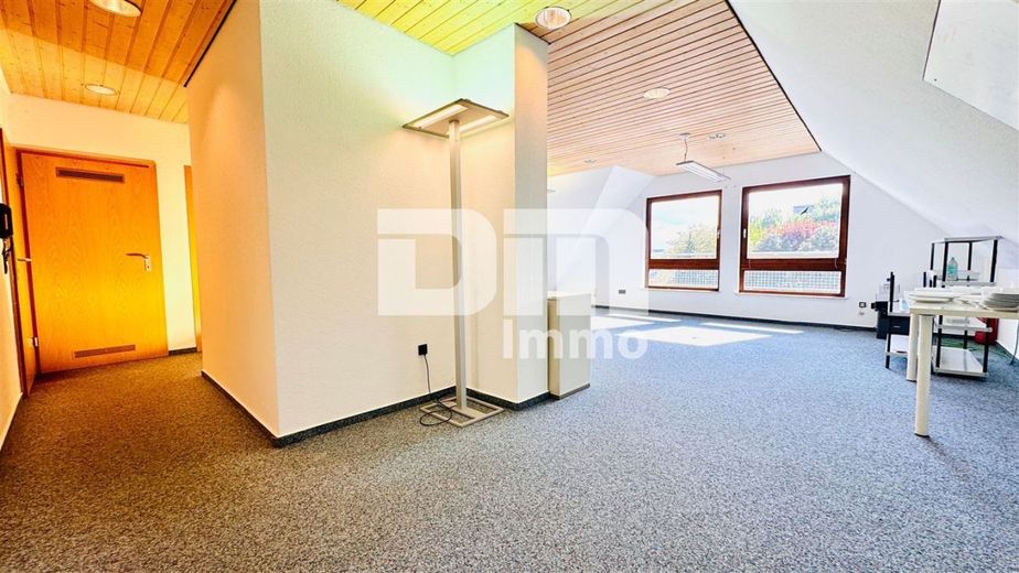 Schön zentral gelegenes Büro mit Balkon und Tiefgaragenstellplatz – Raum 1 groß / Offener Flur / Dielenbereich