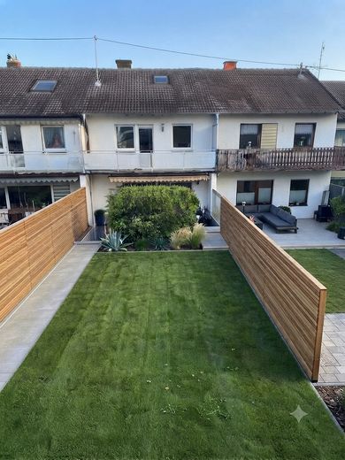 Privatverkauf ohne Maklerprovision: Reihenhaus mit Charakter in Montabaur | Perfekt für Familien – Einrichtungsbeispiel Garten KI