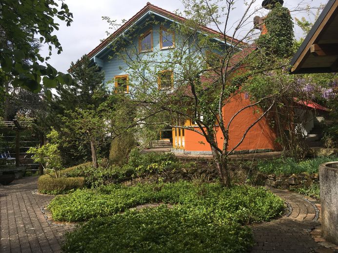 Am Waldrand gelegenes Einfamilienhaus mit ELW und parkähnlichem Garten – Ostseite Haus
