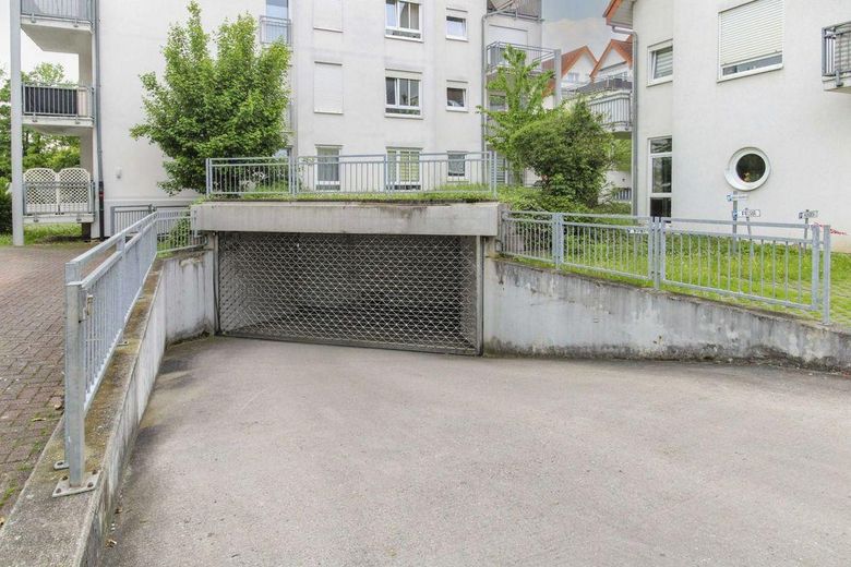 •Commission-free from private seller: Bright 3-room apartment with 2 balconies & underground garage – Tiefgarage