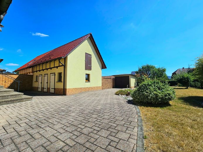 Сімейна ідилія з великим садом – доглянутий і модернізований односімейний будинок – Hof mit Garage