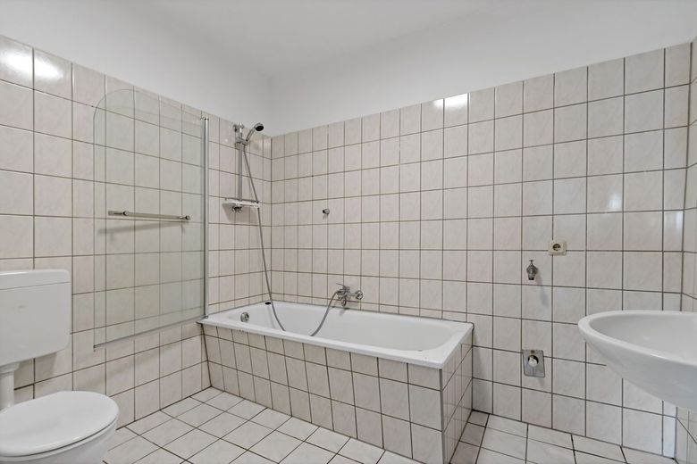 Gut geschnittene 2,5-Raumwohnung mit Einbauküche in der Torstraße! – Badezimmer