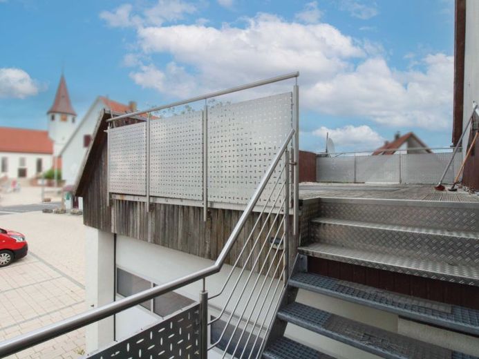 Leerstehende 3-Zimmer-Wohnung mit Dachterrasse, Doppelgarage und Außenstellplatz in Jettingen – Foto 1