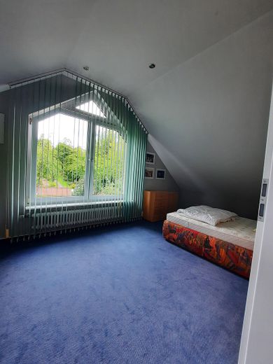 Sehr gepflegtes 4-Familien-Wohnhaus mit großem Gartengrundstück in Top Wohnlage von CR – DG Wohnung 2 Schlafzimmer