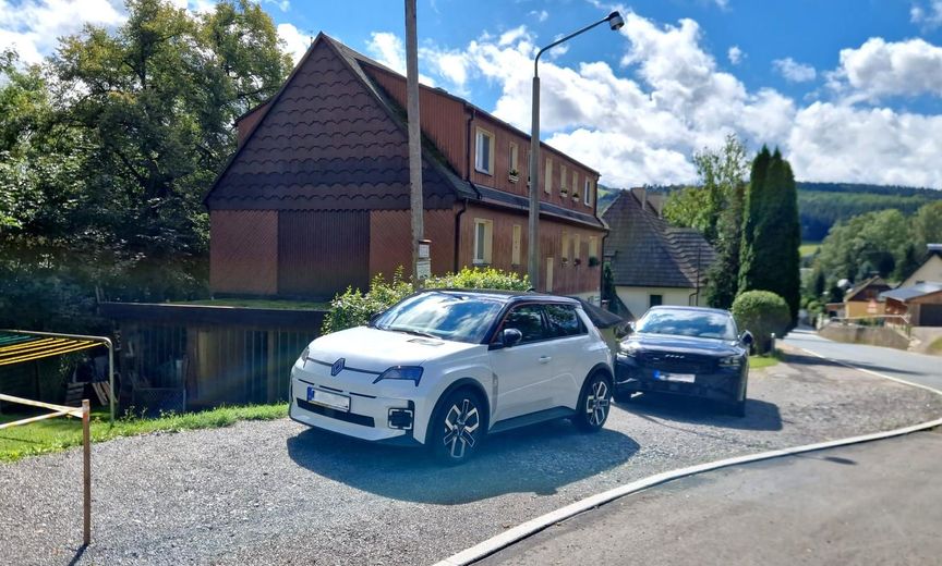 Idyllisch mit Schlossblick - großzügige renovierte 5-Zimmer-Wohnung mit 114 m² & 2 Bädern – Außenansicht des Hauses