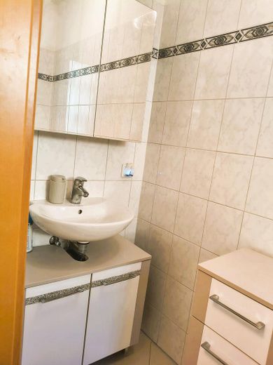 Familienfreundliche und gehobene Doppelhaushälfte mit Erdwärme und ohne Provision – Gäste WC 1
