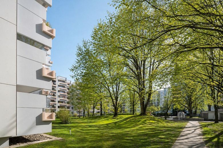 Selten in München: Uneinsehbare Wohnung mit Balkon ins Grüne – Außenfassade bereits gedämmt