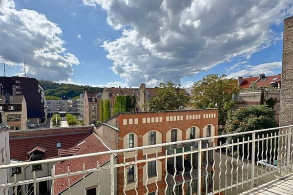 Renovierte Altbauwohnung mit Balkon in zentraler City-Lage