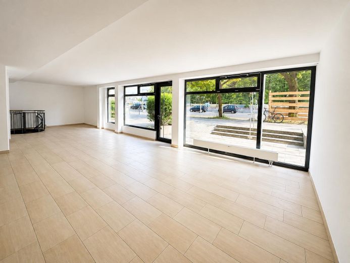 Representative commercial unit (retail, office, practice) in a prime location in Munich-Hadern – Photo 1