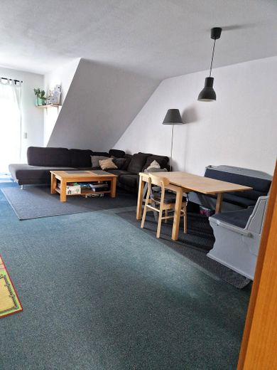 Attraktive 3-Zimmer-DG-Wohnung mit Balkon, TG & Stellplatz in Mühlhausen-Rettigheim – Wohnzimmer