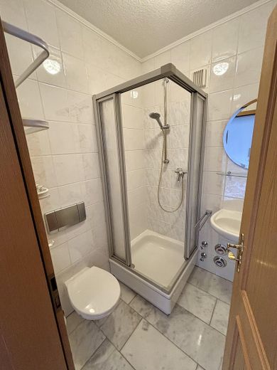 Apartamento amueblado de 1 habitación en Cospeda – Ubicación tranquila, buena conexión – Badezimmer mit Dusche