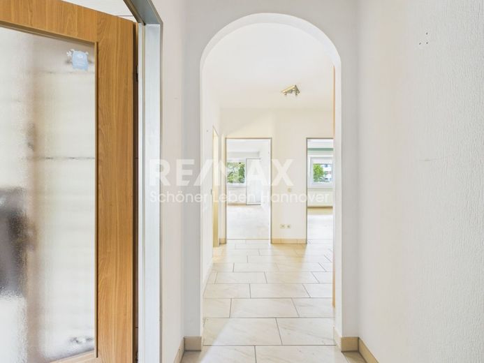 Renovierungsbedürftige 3- Zimmer Wohnung mit sonniger Loggia – Flur