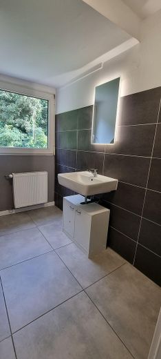 Sehr schöne teilmöblierte 4 Zimmer 103 qm DG Maisonette Wohnung mit EBK, Balkon usw. – Weiteres Badezimmer (WC) oben