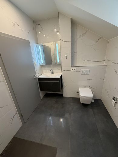 Exklusive 4-Zimmer-Penthousewohnung mit Dachterrasse & Garage+Stellplatz – provisionsfrei – Duschbad