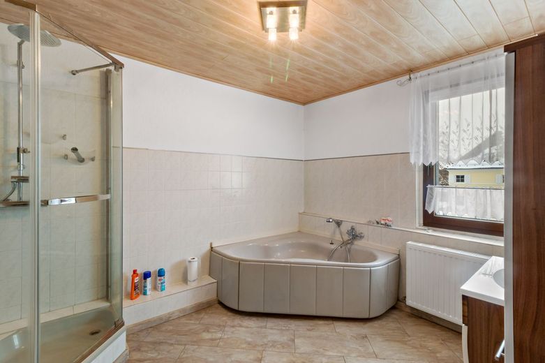 Seltene Gelegenheit in Dölau - Eigentumswohnung im Zweifamilienhaus mit eigenem Garten, Pool und Garagen – Bad