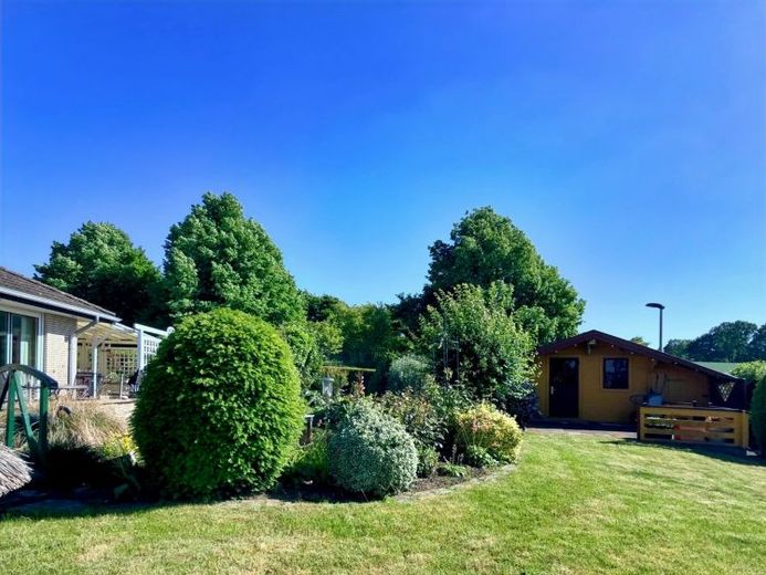 Bad Nenndorf: Großzügiger Bungalow mit traumhaftem Blick ins Schaumburger Land – Foto 1