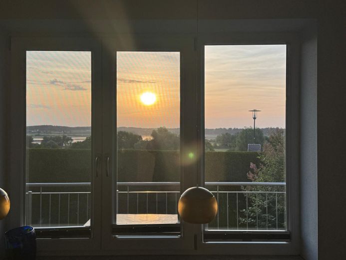 Modernes Einfamilienhaus mit freiem See- und Bergblick Nähe  Prien – Morgensonne vom Essplatz