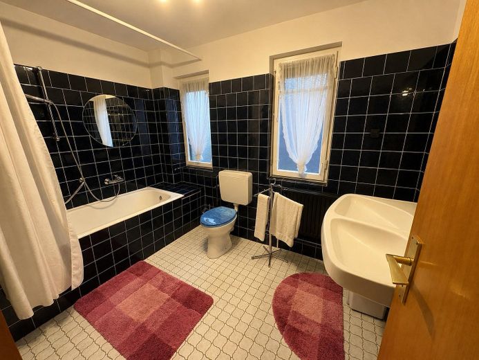 Casa unifamiliare con grande terreno, molta privacy e molteplici possibilità – DG Badezimmer