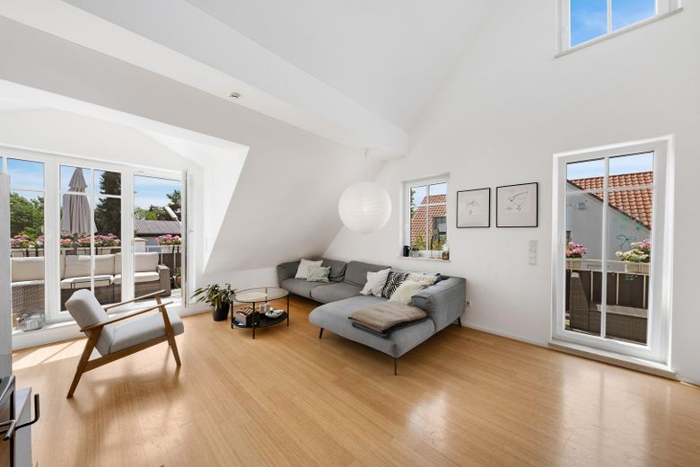 Design-Maisonette (Alleinige Etage) | KfW-A+, Galeria, kominek | blisko S-Bahn Untermenzing – Wohnbereich