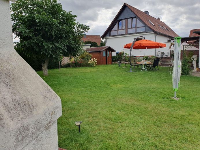 Von Grund auf sanierte Doppelhaushälfte mit herrlichem Atelier und schön angelegtem Garten – Titelbild