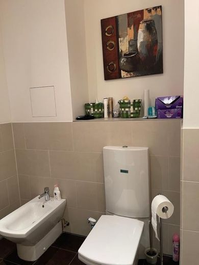 Exklusieve 3 Zimmer Wohnung mit Loggia, Stellplatz, Fußbodenheizung, Gäste WC, Klimaanlage – Bad mit WC und Bidet