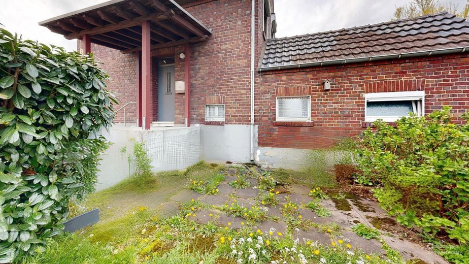 Maison individuelle indépendante avec grand terrain et beaucoup de potentiel – Seitenansicht Eingangsbereich