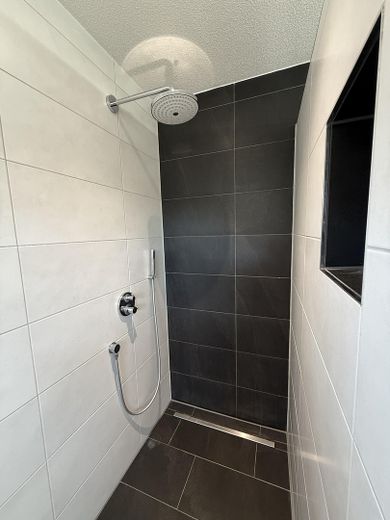 Neuwertiges Einfamilienhaus mit Wärmepumpe, PV, Doppelgarage & hochwertiger Ausstattung – Foto 32