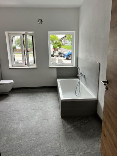 Badezimmer mit Wanne & Dusche 