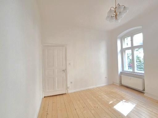Provisionsfrei - gepflegte, helle Altbauwohnung in Nord-Neukölln – Wohnzimmer