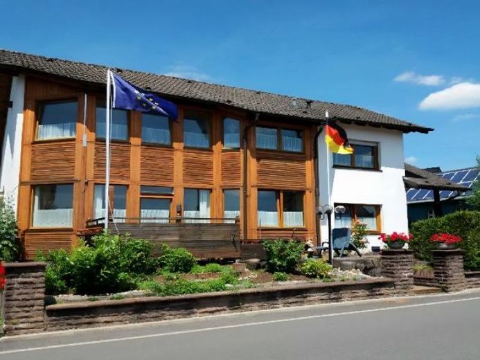Großzügiges Architektenhaus Mehrgenerationenhaus Wohnen u.Arbeiten o. Ferienwohnungen
 65.000 EUR p.a. – Foto 1