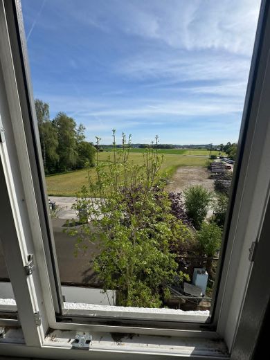 9-room two-family house on a 1080 m² plot, directly beside the railway tracks, 15 minutes by train to Munich – Blick DG