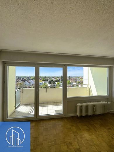 Lichtdurchflutete 3-Zimmer-Wohnung mit 3 Balkonen, Aufzug &amp; Garage - Wohnen mit Weitblick 90427 Nbg – Wohnzimmer Balkontür
