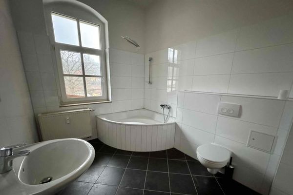 Luminoso apartamento de 2 habitaciones con balcón y bañera de esquina