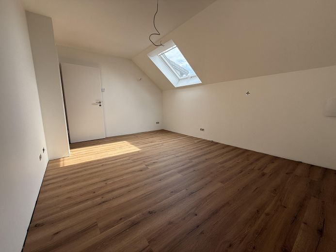 *** 3 غرف  *  موقع هادئ  *  كفاءة طاقية A+ *** – Dachflächenfenster mit Rollo