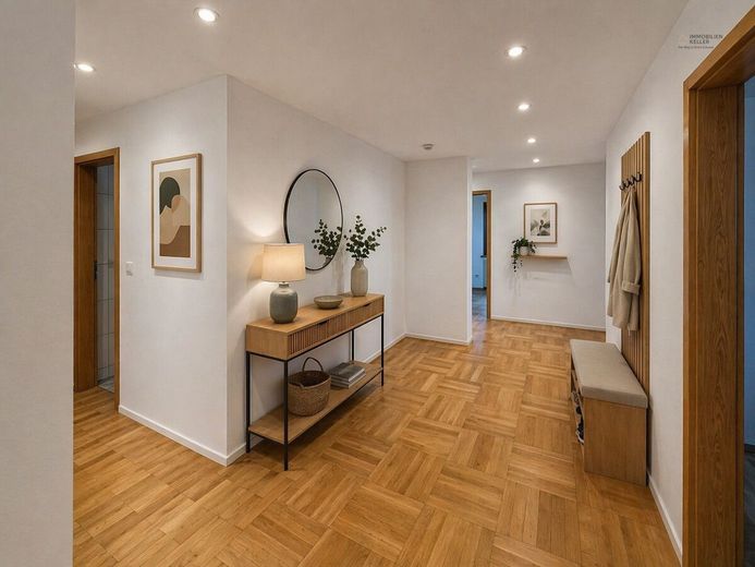 Haus im Haus- 6,5 Zimmer Wohnung in zentraler Lage – Flur