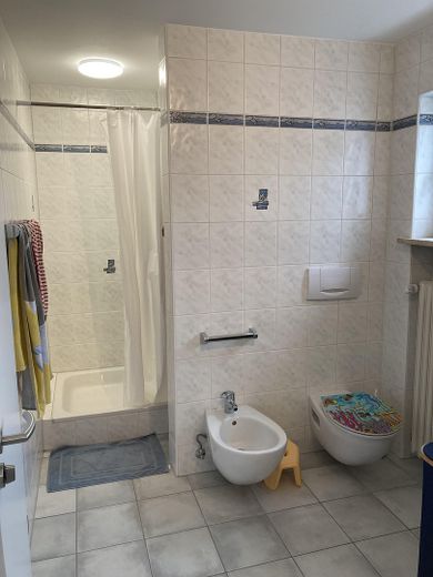Familienfreundlicher Bungalow mit modernisiertem Wohnbereich und viel Platz im Untergeschoss – Bad