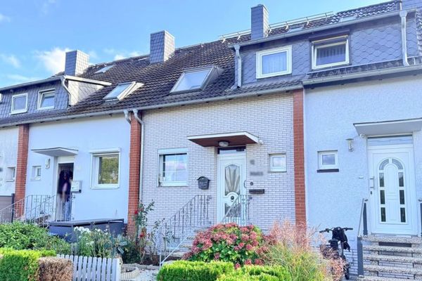 Maison mitoyenne centrale solide avec sous-sol et garage en bordure de champs, dans un quartier résidentiel de qualité à Seelze-Stadt