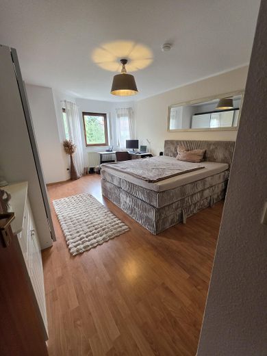 Charmantes Wohlfühlhaus mit Terrasse und kleinem Garten in gesuchter Lage – Großes Schlafzimmer