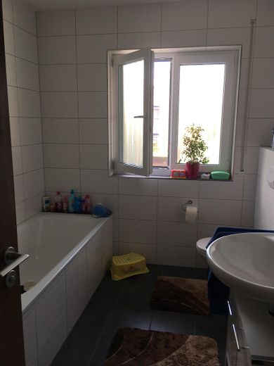 Appartement moderne de 3 pièces avec prestations haut de gamme, balcon et deux carports – Badezimmer_1