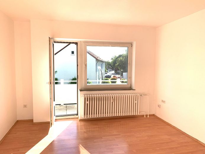 Schöne helle 2,5-Zimmerwohnung mit neuem Tageslichtduschbad und Süd-Westbalkon – Wohnzimmer