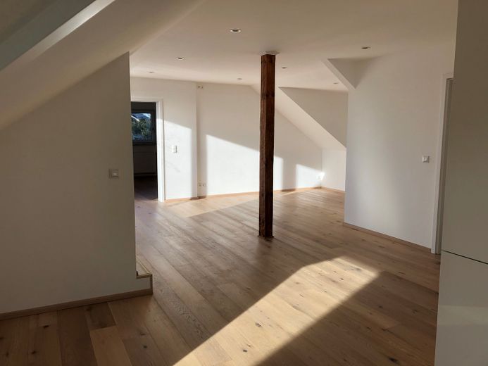 Exklusive Dachgeschosswohnung mit 2 Zimmern sowie Loggia in bevorzugter Lage von Plön – Wohnzimmer