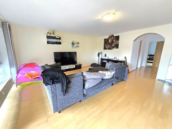 Placement financier avec perspectives – 2 logements loués + parking souterrain | 135 m² | 17.640 € de loyer annuel hors charges – 3,5-Zi.WHG - Wohnzimmer