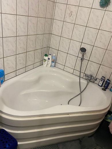 Gemütliche Eckbadewanne