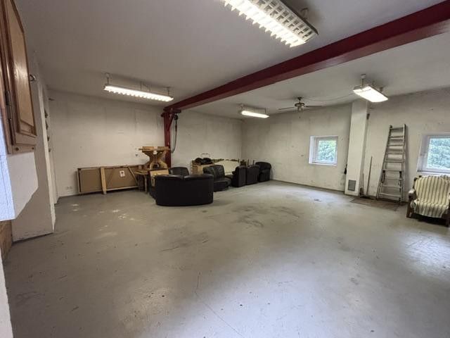 Maison plurifamiliale avec grand garage à Breitenbrunn – Nebengebäude / Lagerhalle EG