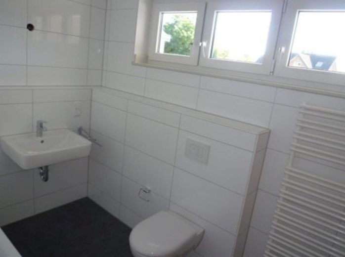 Terrassenwohnung mit eigenem Eingang – Bad en Suite mit Fenstern