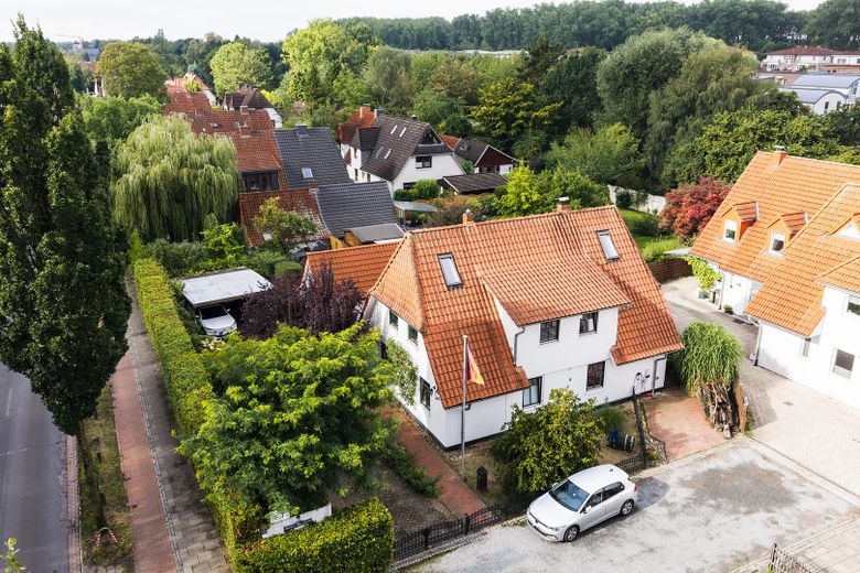 Family home with sauna, practice, cold room, barbecue hut, photovoltaic system and large garden in Horn-Lehe – Luftbild