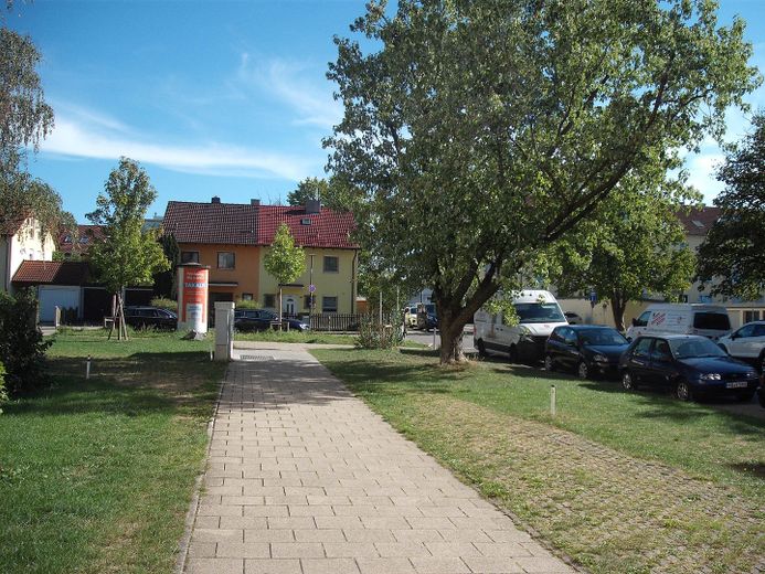 Leerstehende gepflegte Wohnung zu verkaufen – Weg zum Wohnhaus