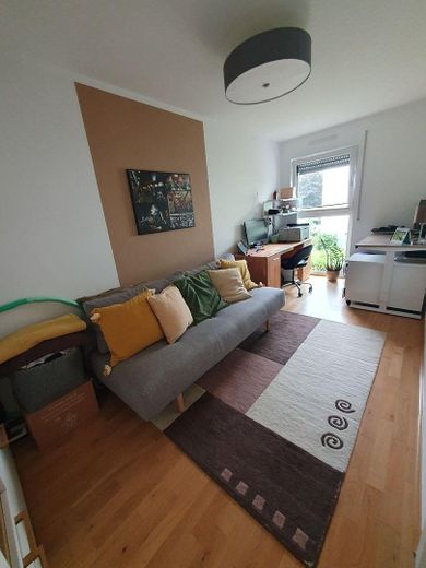 Moderno piso de 4 habitaciones con balcón, ascensor y plaza de garaje subterráneo en Thon – Schlafzimmer\Kinderzimmer
